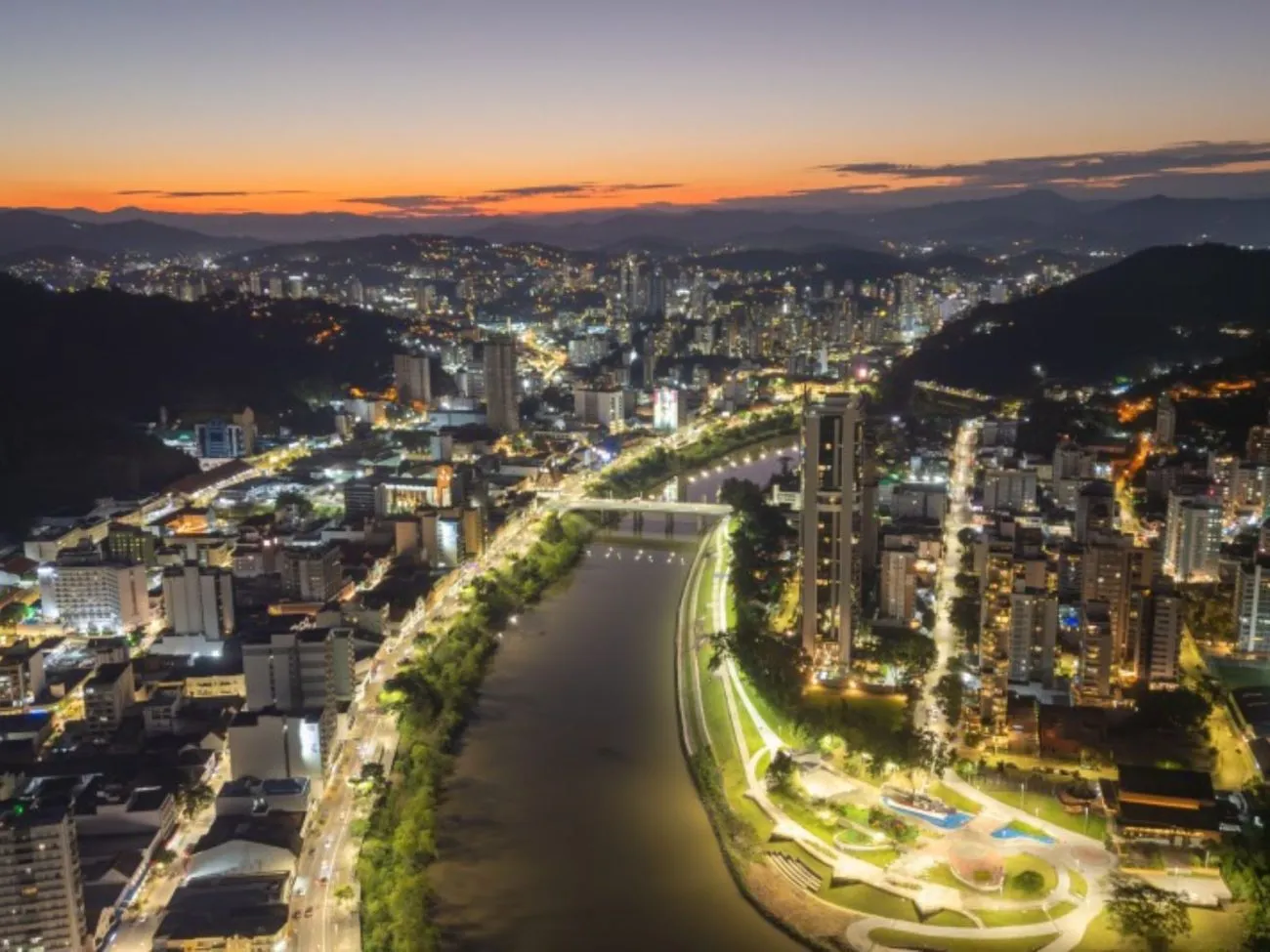 Vista aérea de Blumenau no final da tarde