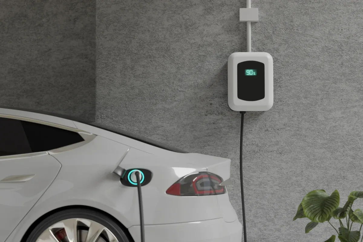 Carregador de carro elétrico instalado em uma parede, com cabo conectado a um veículo elétrico.